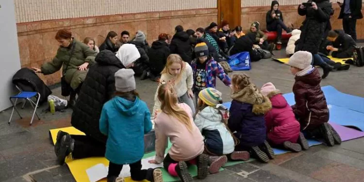 Children take shelter in a metro station during an air strike alarm on the eve of Orthodox Christmas, in the Ukrainian capital of Kyiv on January 6, 2022, amid the Russian invasion of Ukraine. - A temporary unilateral Russian ceasefire ordered by Russian President during Orthodox Christmas was due to have taken effect in Ukraine at 0900 GMT on January 6, 2023. Dismissed by Ukraine as an empty gesture and an attempt by Moscow to gain time to regroup its forces, the ceasefire is due to last until 2100 GMT on January 7, 2023. (Photo by Sergei SUPINSKY / AFP)