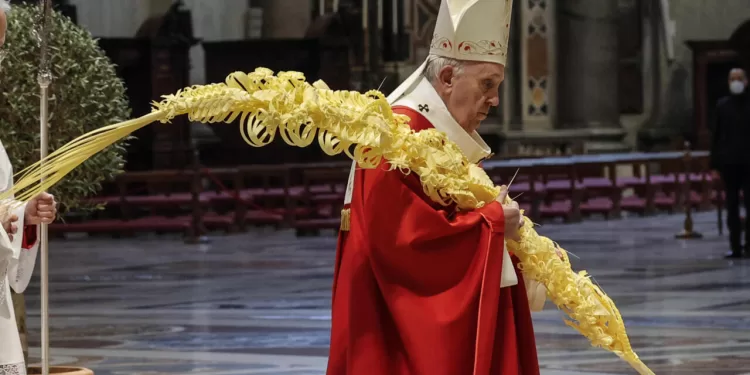 epa09102689 Pope Francis celebrates Palm Sunday Mass in Saint Peter's Basilica at the Vatican City, 28 March 2021.  EPA/GIUSEPPE LAMI / POOL