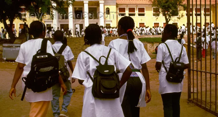 Angola - Luanda - students enter Salvador Correia high-school - education - Africa - estudantes no liceu Liceu Salvador Correia - images of Africa by F.Rigaud