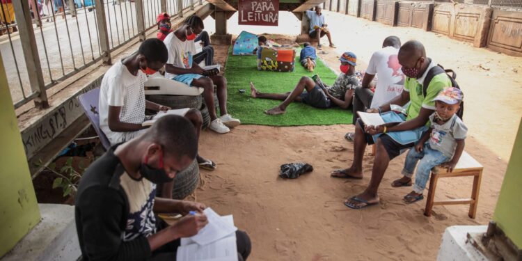 "Leituras Gratis" é um projeto altruísta de dois jovens angolanos que revelou que há, em Luanda, verdadeiros papões de livros, que diariamente acorrem a uma biblioteca livre, criada debaixo de uma via pedonal, no município de Viana, Angola, 11 de setembro de 2020.  (ACOMPANHA TEXTO DE 13/09/2020) AMPE ROGÉRIO/LUSA