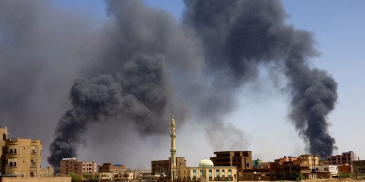 Fumaça sobre de prédio após bombardeio em Cartum, no Sudão
01/05/2023 REUTERS/Mohamed Nureldin Abdallah