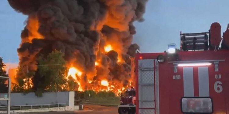 This video grab taken from a footage released on April 29, 2023, on the Telegram chanel of Mikhail Razvozhayev, the Moscow-installed governor of Sevastopol, shows a huge fire at a fuel depot in Sevastopol. - A huge fire breaks out at a fuel depot in Sevastopol, the main port in Moscow-annexed Crimea, with authorities saying it was the result of a drone attack. "A fuel reserve is on fire in the Kazachya Bay district" of Crimea's port city Sevastopol, the Russian-installed governor of the city, Mikhail Razvozhayev, says on Telegram. "According to preliminary information, it was caused by a drone strike." Sevastopol is home to Russia's Black Sea Fleet and has been hit by a series of drone attacks since the Kremlin's Ukraine offensive launched last year. (Photo by TELEGRAM/ @razvozhaev / AFP) / RESTRICTED TO EDITORIAL USE  MANDATORY CREDIT «  AFP PHOTO /  TELEGRAM/ @razvozhaev  » - NO MARKETING NO ADVERTISING CAMPAIGNS  DISTRIBUTED AS A SERVICE TO CLIENTS [ NO ARCHIVE ]