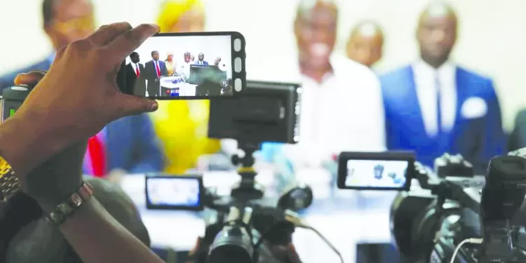 Journalist uses a phone to film as Martin Fayulu, Congolese joint opposition presidential candidate holds a news conference in Kinshasa, Democratic Republic of Congo, December 25, 2018. REUTERS/Baz Ratner - RC1BAC5C66F0