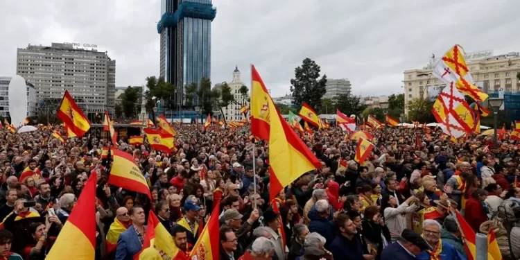 Protestors wave Spanish national flags as they take part in a demonstration called by the Spanish far-right Vox party against plans to grant amnesty to Catalan separatists, in Madrid on October 29, 2023. (Photo by OSCAR DEL POZO / AFP)