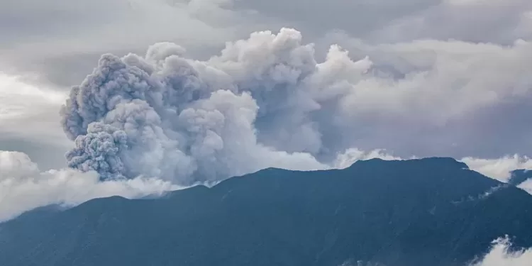 TOPSHOT - Volcanic ash spews from Mount Marapi during an eruption as seen from Tanah Datar in West Sumatra on December 3, 2023. A volcano in western Indonesia erupted on December 3, belching a column of ash around three kilometres into the sky and forcing the evacuation of dozens of hikers, officials said. (Photo by ADI PRIMA / AFP)