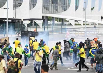 Supporters of Brazilian former President Jair Bolsonaro clash with the police during a demonstration outside the Planalto Palace in Brasilia on January 8, 2023. (Photo by EVARISTO SA / AFP)