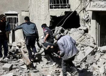 FILE PHOTO: ATTENTION EDITORS - VISUAL COVERAGE OF SCENES OF DEATH People carry the body of Majid Santiha on a stretcher in the besieged eastern Ghouta town of Hamouriyeh near Damascus, Syria, February 21, 2018. REUTERS/Bassam Khabieh/File Photo