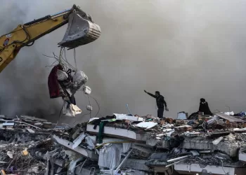 epa10452080 People search for survivors at the site of a collapsed building following an earthquake in Iskenderun, district of Hatay, Turkey, 07 February 2023. More than 4,000 people were killed and thousands more injured after a major 7.8 magnitude earthquake struck southern Turkey and northern Syria on 06 February. Authorities fear the death toll will keep climbing as rescuers look for survivors across the region.  EPA/ERDEM SAHIN  EPA-EFE/ERDEM SAHIN