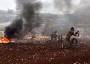 Fighters affiliated with Syria's "Hayat Tahrir al-Sham" (HTS) rebel-group, take part in a military excercise on attacking tactics with live ammunition, on the outskirts of the northwestern province of Idlib, on November 8, 2022. - The last pocket of armed opposition to Syrian President Bashar al-Assad's regime includes large swathes of Idlib province and parts of the neighbouring Aleppo, Hama and Latakia provinces. Hayat Tahrir al-Sham (HTS), headed by ex-members of Syria's former Al-Qaeda franchise, is the dominant group in the area but other rebel groups are also active. (Photo by OMAR HAJ KADOUR / AFP)