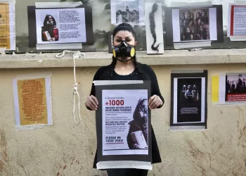 epa10504726 Nikoo Azad, a psychology student from Iran, wears a chemical fume respirator mask and holds a banner during a silent protest in Bangalore, India, 05 March 2023. Nikoo condemned the random toxic gas attacks on 26 girls' schools in Iran, for which no one has been arrested and no chemical agent has been found responsible for the mysterious poisoning of girls.  EPA/JAGADEESH NV