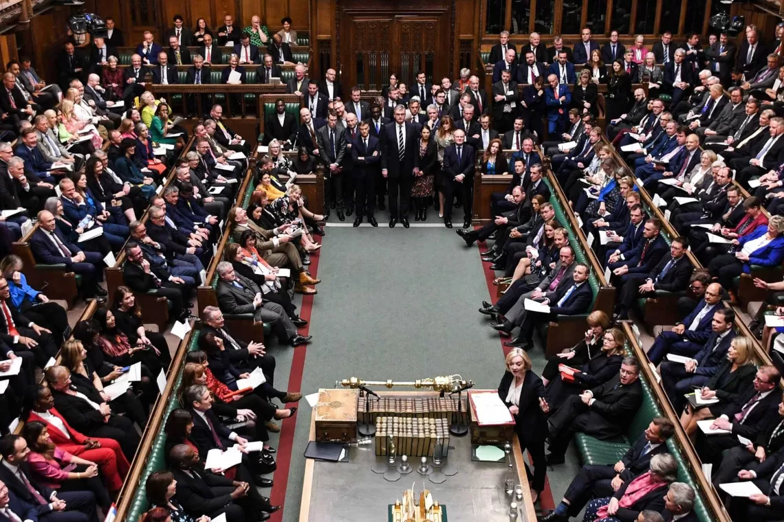 A handout photograph released by the UK Parliament shows Britain's main opposition Labour Party leader Keir Starmer (L) reacting as Britain's Prime Minister Liz Truss (R) speaks during Prime Minister's Questions in the House of Commons in London on October 19, 2022. - Truss is addressing lawmakers in parliament for the first time since abandoning her disastrous tax-slashing economic policies, as she fights for her political life. (Photo by JESSICA TAYLOR / UK PARLIAMENT / AFP) / RESTRICTED TO EDITORIAL USE - NO USE FOR ENTERTAINMENT, SATIRICAL, ADVERTISING PURPOSES - MANDATORY CREDIT " AFP PHOTO / Jessica Taylor /UK Parliament"