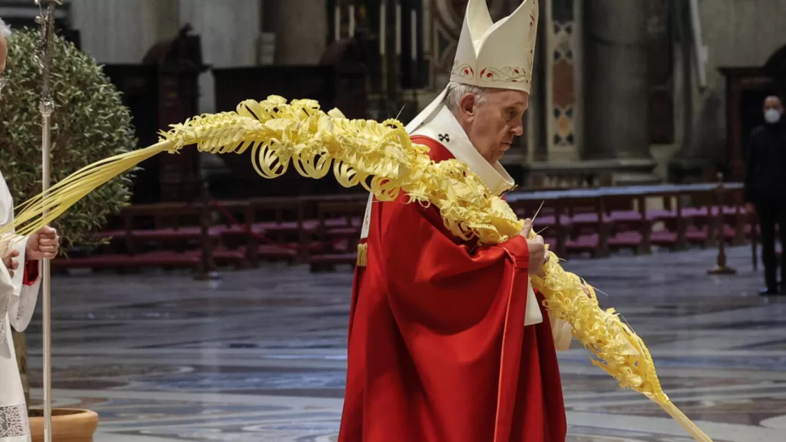 epa09102689 Pope Francis celebrates Palm Sunday Mass in Saint Peter's Basilica at the Vatican City, 28 March 2021.  EPA/GIUSEPPE LAMI / POOL