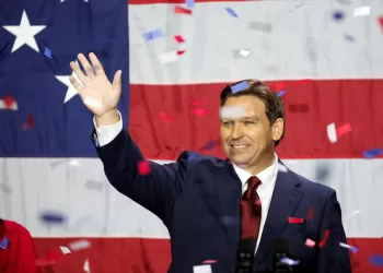 FILE PHOTO: Republican Florida Governor Ron DeSantis celebrates onstage during his 2022 U.S. midterm elections night party in Tampa, Florida, U.S., November 8, 2022. REUTERS/Marco Bello/File Photo
