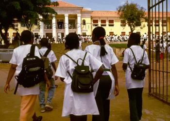 Angola - Luanda - students enter Salvador Correia high-school - education - Africa - estudantes no liceu Liceu Salvador Correia - images of Africa by F.Rigaud