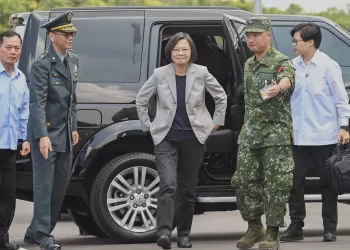 Taiwanese President Tsai Ing-wen (C) arrives at a military base in Hsinchu, northern Taiwan on September 10, 2019, to attend a ceremony for the base's new dormitory named Yue Shiang Luo. - This dormitory can accomodate nearly one thousand soldiers. (Photo by Sam YEH / AFP)