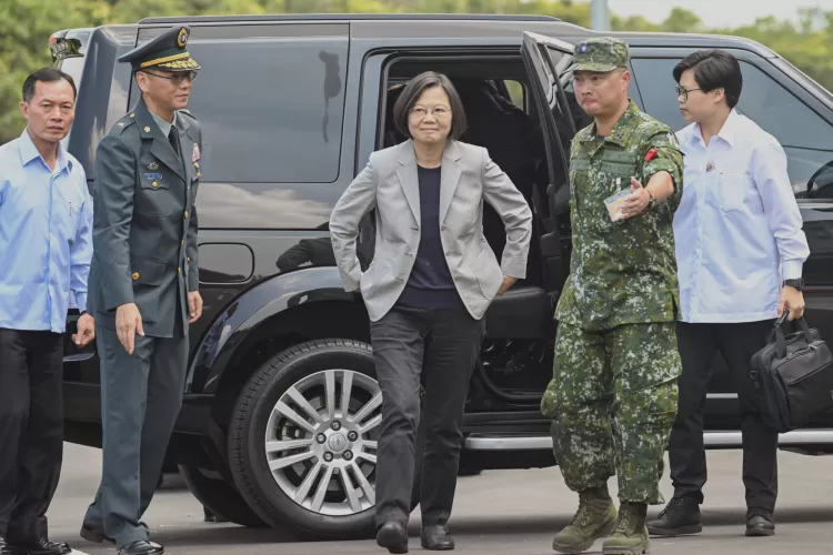 Taiwanese President Tsai Ing-wen (C) arrives at a military base in Hsinchu, northern Taiwan on September 10, 2019, to attend a ceremony for the base's new dormitory named Yue Shiang Luo. - This dormitory can accomodate nearly one thousand soldiers. (Photo by Sam YEH / AFP)