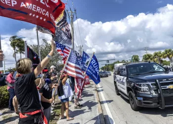 epa10557254 A police officer patrols the area where suppoprters of former US President Donald Trump gather near Trump's Mar-a-Lago resort in Palm Beach, Florida, USA, 03 April 2023. A Manhattan grand jury voted to indict former President Donald J. Trump last week and he is reportedly planning to turn himself in at the courthouse and appear before a judge to hear the charges against him on 04 April.  EPA/CRISTOBAL HERRERA-ULASHKEVICH