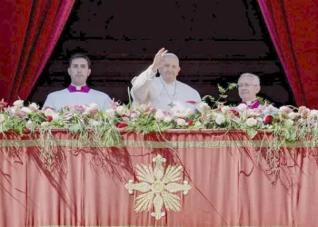epa10566020 Pope Francis (C) gestures during the Urbi et Orbi blessing following the Easter Mass in Saint Peter's Square, Vatican City, 09 April 2023.  EPA/FABIO FRUSTACI