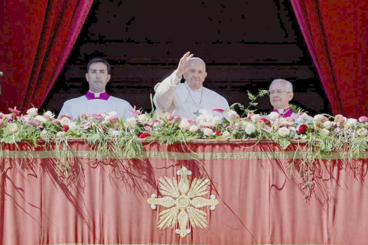 epa10566020 Pope Francis (C) gestures during the Urbi et Orbi blessing following the Easter Mass in Saint Peter's Square, Vatican City, 09 April 2023. EPA/FABIO FRUSTACI