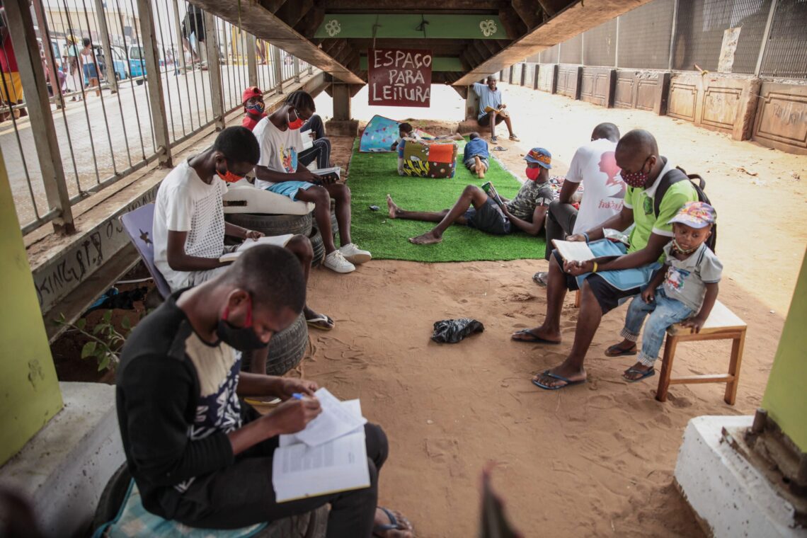 "Leituras Gratis" é um projeto altruísta de dois jovens angolanos que revelou que há, em Luanda, verdadeiros papões de livros, que diariamente acorrem a uma biblioteca livre, criada debaixo de uma via pedonal, no município de Viana, Angola, 11 de setembro de 2020.  (ACOMPANHA TEXTO DE 13/09/2020) AMPE ROGÉRIO/LUSA