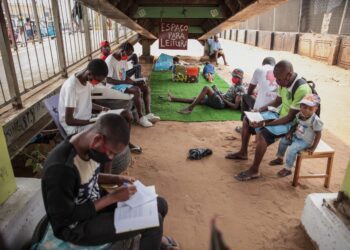 "Leituras Gratis" é um projeto altruísta de dois jovens angolanos que revelou que há, em Luanda, verdadeiros papões de livros, que diariamente acorrem a uma biblioteca livre, criada debaixo de uma via pedonal, no município de Viana, Angola, 11 de setembro de 2020.  (ACOMPANHA TEXTO DE 13/09/2020) AMPE ROGÉRIO/LUSA