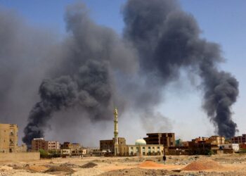 Fumaça sobre de prédio após bombardeio em Cartum, no Sudão
01/05/2023 REUTERS/Mohamed Nureldin Abdallah
