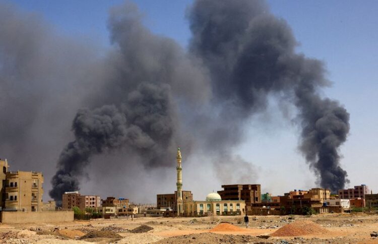 Fumaça sobre de prédio após bombardeio em Cartum, no Sudão
01/05/2023 REUTERS/Mohamed Nureldin Abdallah