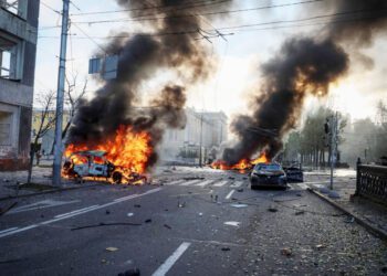 Cars burn after Russian military strike, as Russia's invasion of Ukraine continues, in central Kyiv, Ukraine October 10, 2022.  REUTERS/Gleb Garanich