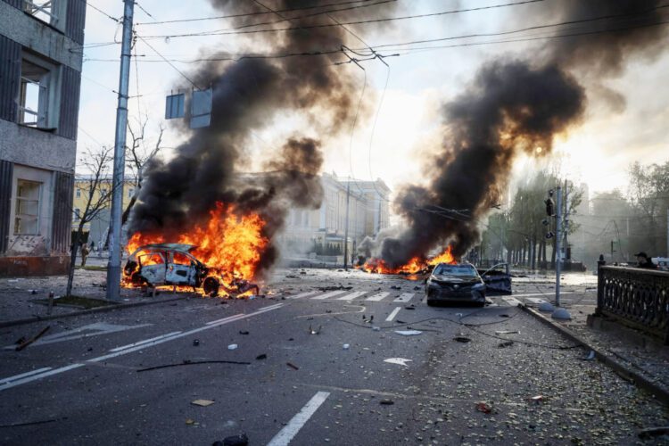 Cars burn after Russian military strike, as Russia's invasion of Ukraine continues, in central Kyiv, Ukraine October 10, 2022.  REUTERS/Gleb Garanich
