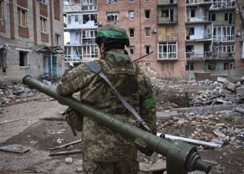 Ukrainian soldier carries a portable anti-aircraft missile system in the area of the heaviest battles with the Russian invaders in Bakhmut, Donetsk region, Ukraine, Wednesday, March 15, 2023. (AP Photo/Roman Chop)
