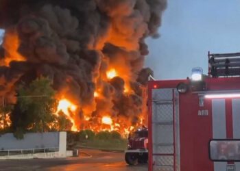 This video grab taken from a footage released on April 29, 2023, on the Telegram chanel of Mikhail Razvozhayev, the Moscow-installed governor of Sevastopol, shows a huge fire at a fuel depot in Sevastopol. - A huge fire breaks out at a fuel depot in Sevastopol, the main port in Moscow-annexed Crimea, with authorities saying it was the result of a drone attack. "A fuel reserve is on fire in the Kazachya Bay district" of Crimea's port city Sevastopol, the Russian-installed governor of the city, Mikhail Razvozhayev, says on Telegram. "According to preliminary information, it was caused by a drone strike." Sevastopol is home to Russia's Black Sea Fleet and has been hit by a series of drone attacks since the Kremlin's Ukraine offensive launched last year. (Photo by TELEGRAM/ @razvozhaev / AFP) / RESTRICTED TO EDITORIAL USE  MANDATORY CREDIT «  AFP PHOTO /  TELEGRAM/ @razvozhaev  » - NO MARKETING NO ADVERTISING CAMPAIGNS  DISTRIBUTED AS A SERVICE TO CLIENTS [ NO ARCHIVE ]