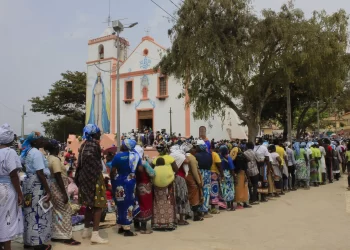 As margens do rio Cuanza, o maior de Angola, encheram-se hoje de milhares de cores, tantas como os peregrinos que se congregam na vila da Muxima para celebrarem Nossa Senhora da Conceição, mais conhecida por aqui como Mamã Muxima, Angola, 31 de agosto de 2019.  AMPE ROGÉRIO/LUSA