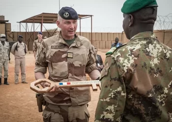 (FILES) This file photo taken on December 14, 2021 shows French colonel Faivre (C) offering the symbolic key of Camp Barkhane to the Malian colonel during the handover ceremony of the Barkhane military base to the Malian army in Timbuktu. - President Emmanuel Macron hosts African leaders on February 16, 2022 ahead of an expected announcement that France is withdrawing its troops from Mali after an almost decade-long deployment to battle a jihadist insurgency. (Photo by FLORENT VERGNES / AFP)