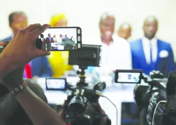 Journalist uses a phone to film as Martin Fayulu, Congolese joint opposition presidential candidate holds a news conference in Kinshasa, Democratic Republic of Congo, December 25, 2018. REUTERS/Baz Ratner - RC1BAC5C66F0