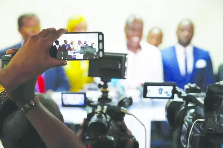 Journalist uses a phone to film as Martin Fayulu, Congolese joint opposition presidential candidate holds a news conference in Kinshasa, Democratic Republic of Congo, December 25, 2018. REUTERS/Baz Ratner - RC1BAC5C66F0