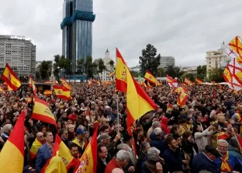 Protestors wave Spanish national flags as they take part in a demonstration called by the Spanish far-right Vox party against plans to grant amnesty to Catalan separatists, in Madrid on October 29, 2023. (Photo by OSCAR DEL POZO / AFP)