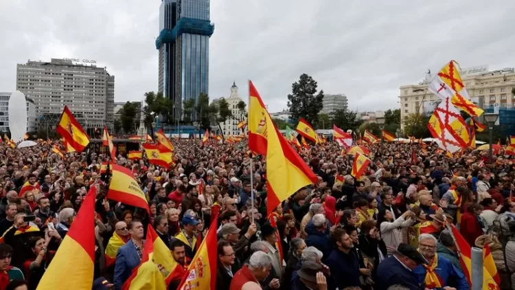 Protestors wave Spanish national flags as they take part in a demonstration called by the Spanish far-right Vox party against plans to grant amnesty to Catalan separatists, in Madrid on October 29, 2023. (Photo by OSCAR DEL POZO / AFP)