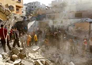 Palestinians gather as others search for casualties at the site of an Israeli strike, amid the ongoing conflict between Israel and Palestinian Islamist group Hamas, in Khan Younis in the southern Gaza Strip November 18, 2023. REUTERS/Ibraheem Abu Mustafa