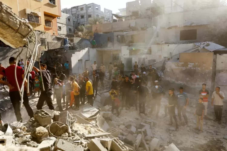 Palestinians gather as others search for casualties at the site of an Israeli strike, amid the ongoing conflict between Israel and Palestinian Islamist group Hamas, in Khan Younis in the southern Gaza Strip November 18, 2023. REUTERS/Ibraheem Abu Mustafa