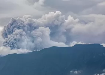 TOPSHOT - Volcanic ash spews from Mount Marapi during an eruption as seen from Tanah Datar in West Sumatra on December 3, 2023. A volcano in western Indonesia erupted on December 3, belching a column of ash around three kilometres into the sky and forcing the evacuation of dozens of hikers, officials said. (Photo by ADI PRIMA / AFP)