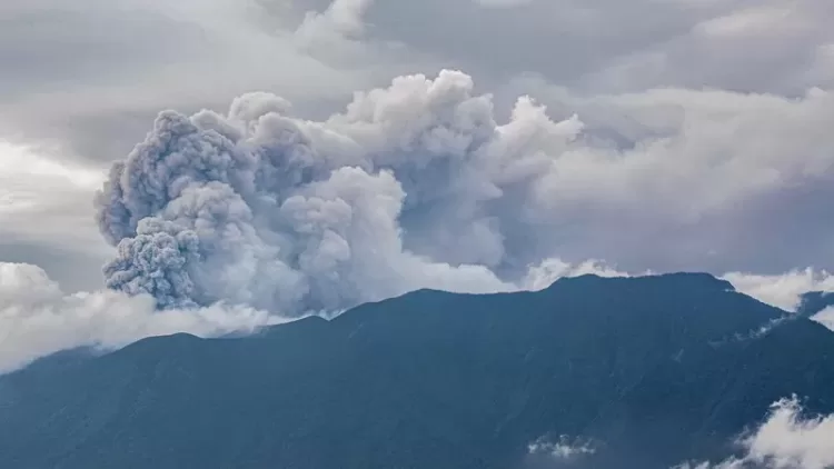 TOPSHOT - Volcanic ash spews from Mount Marapi during an eruption as seen from Tanah Datar in West Sumatra on December 3, 2023. A volcano in western Indonesia erupted on December 3, belching a column of ash around three kilometres into the sky and forcing the evacuation of dozens of hikers, officials said. (Photo by ADI PRIMA / AFP)