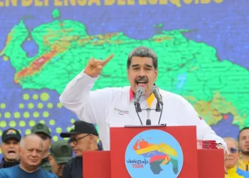 This handout picture released by the Venezuelan Presidency shows Venezuela's President Nicolas Maduro speaking during a meeting outside the Miraflores Presidential Palace in Caracas on December 8, 2023. The United Nations Security Council is to meet behind closed doors Friday on the fast-escalating row between South American neighbors Venezuela and Guyana over a disputed oil-rich region. (Photo by MARCELO GARCIA / Venezuelan Presidency / AFP) / RESTRICTED TO EDITORIAL USE - MANDATORY CREDIT "AFP PHOTO / VENEZUELAN PRESIDENCY / MARCELO GARCIA" - NO MARKETING - NO ADVERTISING CAMPAIGNS - DISTRIBUTED AS A SERVICE TO CLIENTS