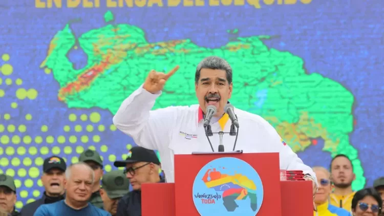 This handout picture released by the Venezuelan Presidency shows Venezuela's President Nicolas Maduro speaking during a meeting outside the Miraflores Presidential Palace in Caracas on December 8, 2023. The United Nations Security Council is to meet behind closed doors Friday on the fast-escalating row between South American neighbors Venezuela and Guyana over a disputed oil-rich region. (Photo by MARCELO GARCIA / Venezuelan Presidency / AFP) / RESTRICTED TO EDITORIAL USE - MANDATORY CREDIT "AFP PHOTO / VENEZUELAN PRESIDENCY / MARCELO GARCIA" - NO MARKETING - NO ADVERTISING CAMPAIGNS - DISTRIBUTED AS A SERVICE TO CLIENTS
