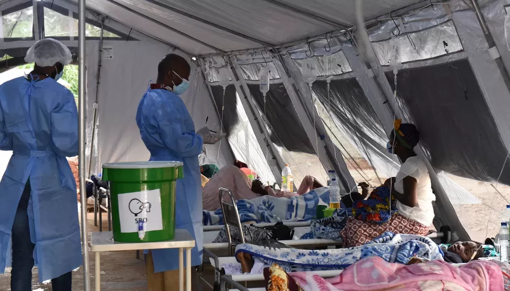 MSF teams are working on increasing the capacity of Lichinga Provincial Hospital’s existing Cholera Treatment Centre (CTC) to 50 beds. Our teams are also reinforcing health promotion messages, carrying out hygiene product distributions and donations, conducting training for health professionals on treatment, as well as increasing infection prevention and control (IPC) measures.
In Niassa, according to the Ministry of Health, more than 1,400 cases and 13 deaths have been reported between mid-September 2022 and January 2023 in the five ffected districts: Lichinga – where the provincial capital is located – Lago, Mecanhelas, Mandimba and Sanga.