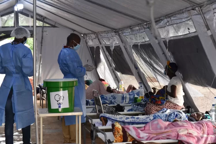 MSF teams are working on increasing the capacity of Lichinga Provincial Hospital’s existing Cholera Treatment Centre (CTC) to 50 beds. Our teams are also reinforcing health promotion messages, carrying out hygiene product distributions and donations, conducting training for health professionals on treatment, as well as increasing infection prevention and control (IPC) measures.

In Niassa, according to the Ministry of Health, more than 1,400 cases and 13 deaths have been reported between mid-September 2022 and January 2023 in the five ffected districts: Lichinga – where the provincial capital is located – Lago, Mecanhelas, Mandimba and Sanga.