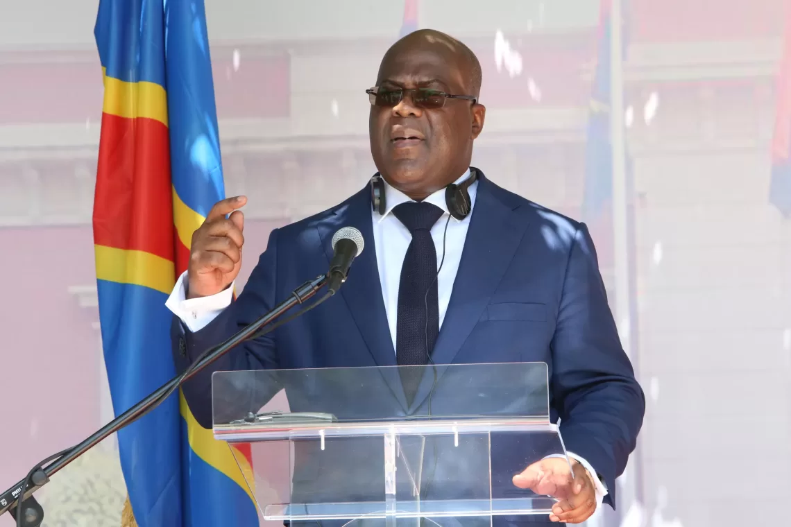 Presidente da República Democrática do Congo ( à esq.), Félix Tshisekedi, fala em conferência de imprensa com homólogo de Angola João Lourenço