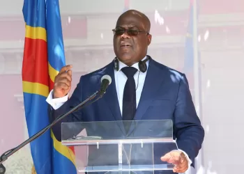 Presidente da República Democrática do Congo ( à esq.), Félix Tshisekedi, fala em conferência de imprensa com homólogo de Angola João Lourenço