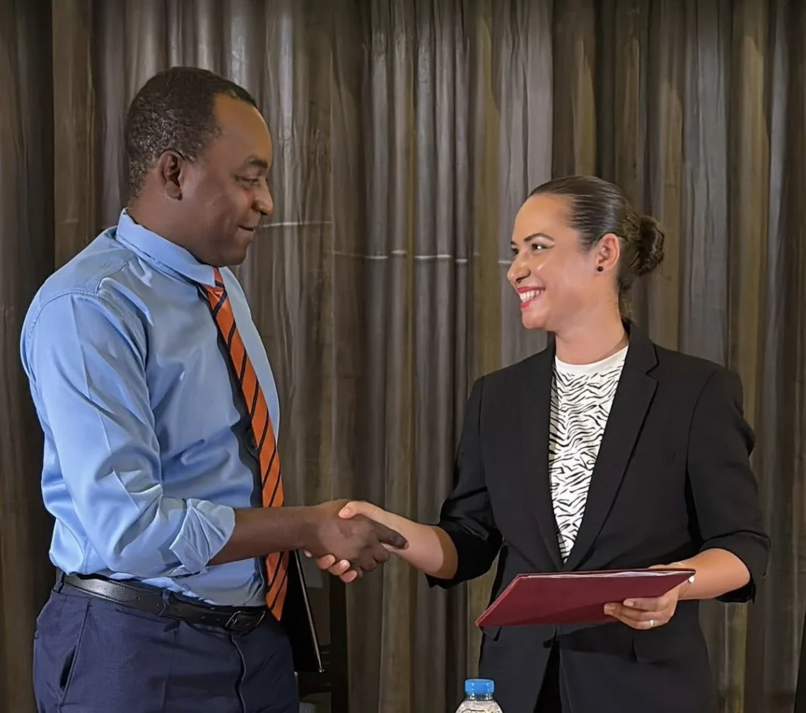 Isaias Kalunga, presidente do CNJ, e Patrícia Fatela, representante dos supermercados Arreiou