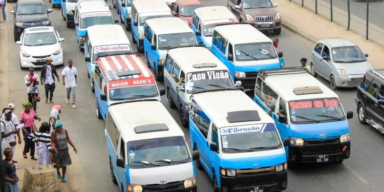 Taxistas passam a cobrar 300 kwanzas a corrida