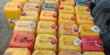 Autoridades no Luau apreendem 64 bidões de gasolina guardados dentro de uma casa abandonada